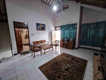 RUMAH DEKAT DENGAN JALAN UTAMA