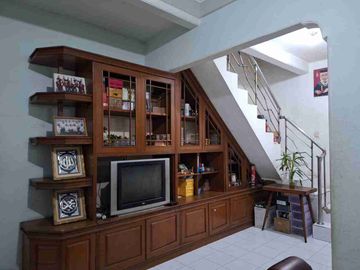 RUMAH DEKAT DENGAN JALAN UTAMA