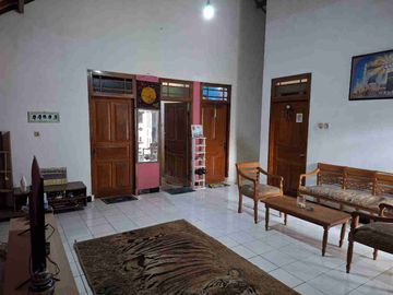 RUMAH DEKAT DENGAN JALAN UTAMA