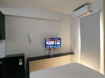 Studio Green Bay Pluit Minimalist Warm Wood Design Dekat Baywalk Mall & Trans Jakarta