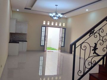 A68 Jual Rumah Baru di Kemanggisan Slipi Model American Classic