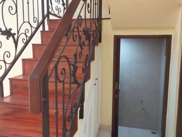 A68 Jual Rumah Baru di Kemanggisan Slipi Model American Classic
