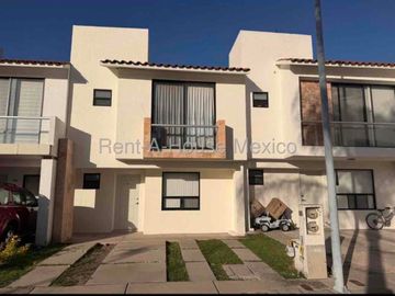 RENTA | Casa en El Mirador, Querétaro | 3 habitaciones | amplia casa | plazas comerciales cerca.