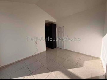 RENTA | Casa en El Mirador, Querétaro | 3 habitaciones | amplia casa | plazas comerciales cerca.