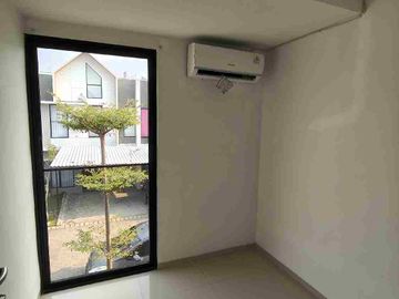 Disewakan rumah eastern park ada AC tiap kamar perumahan Grand Eastern, Surabaya timur