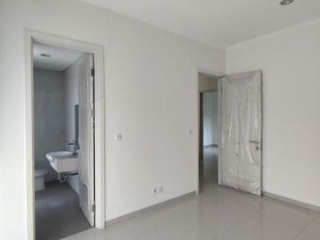 Rumah Cantik 2 Lantai Uk 7X12.5 di Suvarna Sutera Tangerang 1KA0002L