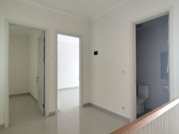 Rumah Cantik 2 Lantai Uk 7X12.5 di Suvarna Sutera Tangerang 1KA0002L