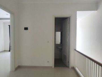 Rumah Cantik 2 Lantai Uk 7X12.5 di Suvarna Sutera Tangerang 1KA0002L