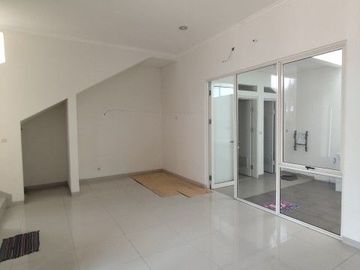 Rumah Cantik 2 Lantai Uk 7X12.5 di Suvarna Sutera Tangerang 1KA0002L