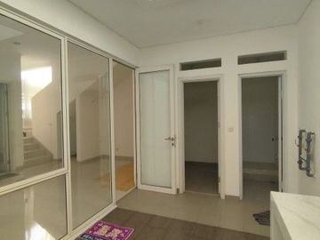 Rumah Cantik 2 Lantai Uk 7X12.5 di Suvarna Sutera Tangerang 1KA0002L