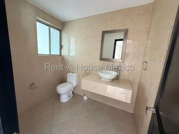 Casa en Venta, Real de Juriquilla, 193m2, Amplios espacios y excelente iluminación natural, 3 rec 2.5 baños, jardín privado con asador, Gran ubicación