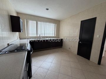 Casa en Venta, Real de Juriquilla, 193m2, Amplios espacios y excelente iluminación natural, 3 rec 2.5 baños, jardín privado con asador, Gran ubicación