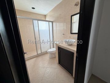 Casa en Venta, Real de Juriquilla, 193m2, Amplios espacios y excelente iluminación natural, 3 rec 2.5 baños, jardín privado con asador, Gran ubicación