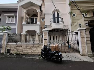 Dijual Rumah 2 Lantai Siap Huni Jakarta Timur - LT 161m² (10x16) LB 234m² SHM Nego