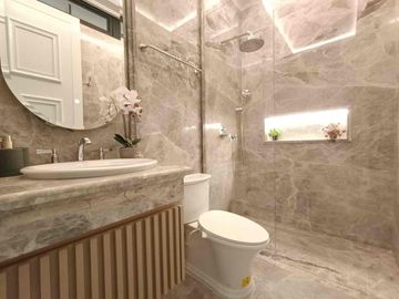 RUMAH MEWAH BARU RENOVASI FULL MARMER SHM 2 LANTAI BRAND NEW FURNISHED  VILLA KELAPA GADING