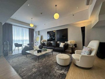 3 Bedroom Pethouse. Rare Bi Level with Parking One Shangrila Place Condo For Sale Mandaluyong