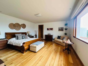 Casa LUJO  ALQUILER 5 dormitorios+estudio+servicio CUMBAYÁ La Viña
