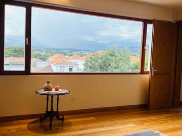 Casa LUJO  ALQUILER 5 dormitorios+estudio+servicio CUMBAYÁ La Viña