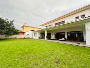Casa LUJO  ALQUILER 5 dormitorios+estudio+servicio CUMBAYÁ La Viña