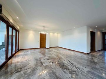 Casa LUJO  ALQUILER 5 dormitorios+estudio+servicio CUMBAYÁ La Viña
