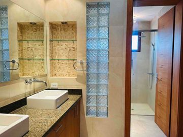 Casa LUJO  ALQUILER 5 dormitorios+estudio+servicio CUMBAYÁ La Viña