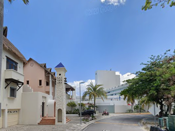 CASA EN CANCUN SUPER CERCA DE LA PLAYA, CUENTA CON TODOS LOS SERVICIOS Y AMENIDADES.