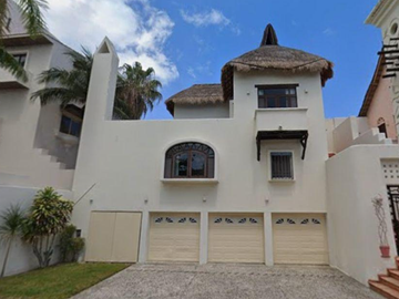 CASA EN CANCUN SUPER CERCA DE LA PLAYA, CUENTA CON TODOS LOS SERVICIOS Y AMENIDADES.