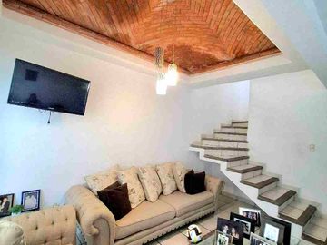 Casa en Venta en Real de los Naranjos sobre Avenida comercial o habitacional