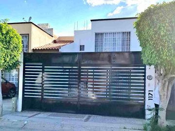 Casa en Venta en Real de los Naranjos sobre Avenida comercial o habitacional