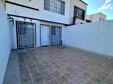 Casa en Venta en Real de los Naranjos sobre Avenida comercial o habitacional
