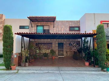 Disfruta del área verde al frente de esta casa en venta, Fracc. privado, vigilancia 24/7 Equipada  ✨con paneles solares