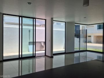 Lujo y Diseño de Concepto Abierto: Casa en Esquina en Jardín Real con Precio Reducido.