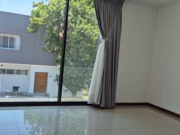 Lujo y Diseño de Concepto Abierto: Casa en Esquina en Jardín Real con Precio Reducido.