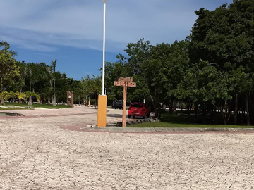 LAGOS DEL SOL EN CANCUN Casa en CONDOMINIO RESIDENCIAL, EXCELENTE UBICACIÓN a tan sólo 12 minutos de la Playa, a solo 5 minutos del Aeropuerto Interna