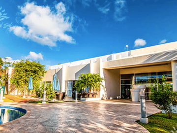 LAGOS DEL SOL EN CANCUN Casa en CONDOMINIO RESIDENCIAL, EXCELENTE UBICACIÓN a tan sólo 12 minutos de la Playa, a solo 5 minutos del Aeropuerto Interna