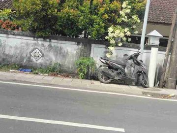 DI JUAL TANAH PINGGIR JLN UTAMA ISI BANGUNAN RUMAH LAMA HITUNG JUAL TANAH SAJA