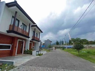 Satu-Satunya di Batu Villa Modern Tropical Javanese Mewah — Hanya 2 Menit ke Alun-Alun kota batu