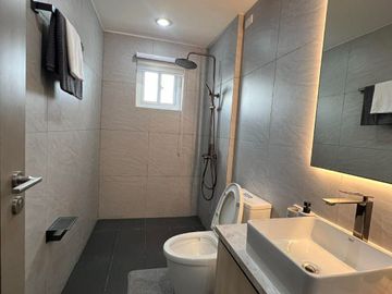 FOR SALE-17M 4 STOREY TOWNHOUSE w/3 BEDROOMS PLUS MASTERS BR w/ BUILT IN CLOSET & BALCONY , LOCATED IN PROJECT 8, QUEZON CITY