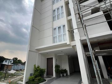 FOR SALE-17M 4 STOREY TOWNHOUSE w/3 BEDROOMS PLUS MASTERS BR w/ BUILT IN CLOSET & BALCONY , LOCATED IN PROJECT 8, QUEZON CITY