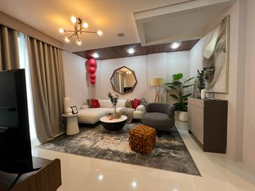 FOR SALE-17M 4 STOREY TOWNHOUSE w/3 BEDROOMS PLUS MASTERS BR w/ BUILT IN CLOSET & BALCONY , LOCATED IN PROJECT 8, QUEZON CITY