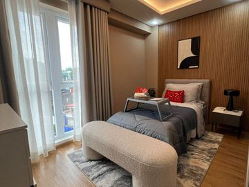 FOR SALE-17M 4 STOREY TOWNHOUSE w/3 BEDROOMS PLUS MASTERS BR w/ BUILT IN CLOSET & BALCONY , LOCATED IN PROJECT 8, QUEZON CITY