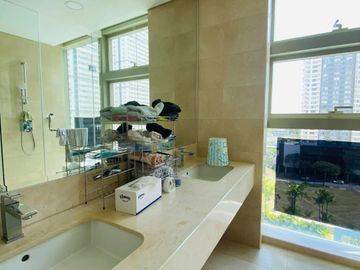 Grand Hyatt Manila Residences Bgc Condo For Rent 2 Bedrooms with Parking