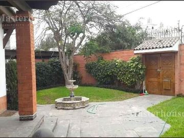 VENDO AMPLIA CASA EN URB. CAMACHO