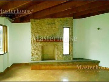 VENDO AMPLIA CASA EN URB. CAMACHO