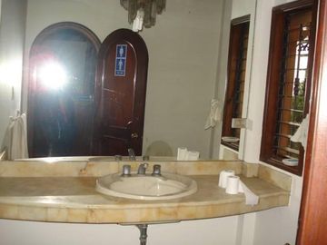 VENDO AMPLIA CASA EN URB. CAMACHO