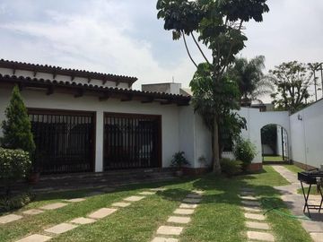 VENDO AMPLIA CASA EN URB. CAMACHO