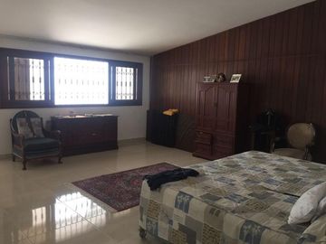 VENDO AMPLIA CASA EN URB. CAMACHO
