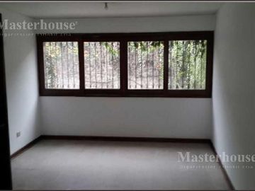 VENDO AMPLIA CASA EN URB. CAMACHO