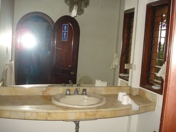 VENDO AMPLIA CASA EN URB. CAMACHO