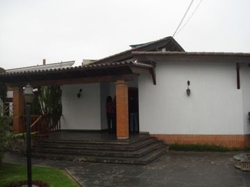 VENDO AMPLIA CASA EN URB. CAMACHO